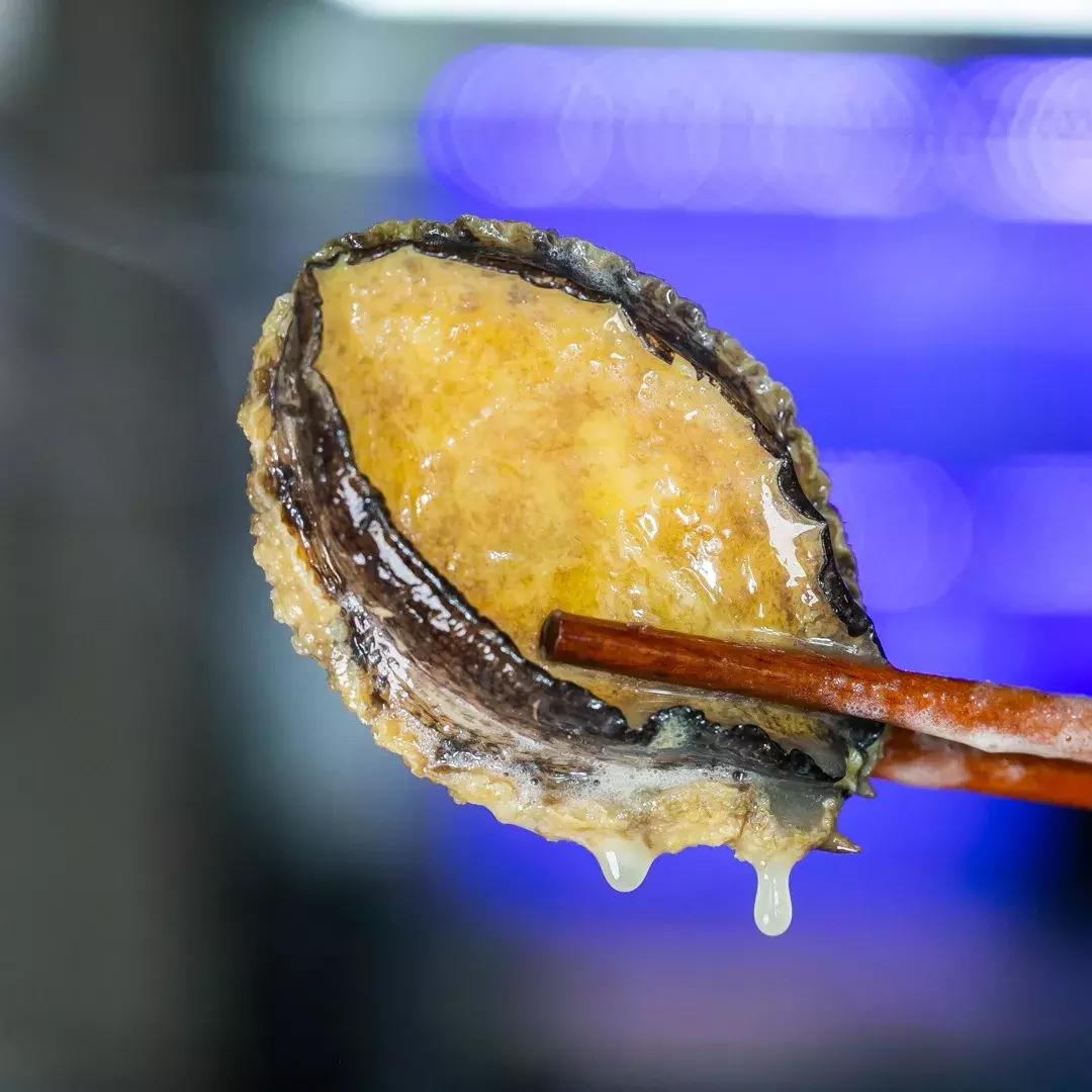 魔都惊现「2层楼小香港」,卖“蹦迪海鲜”!花胶鸡、6头鲍免费送