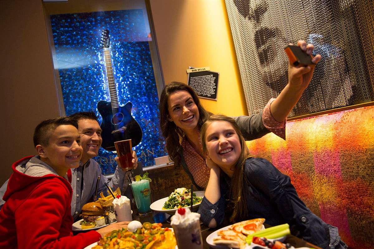 春晚没看够？这周末美国商城陪你锦上添花迎新春