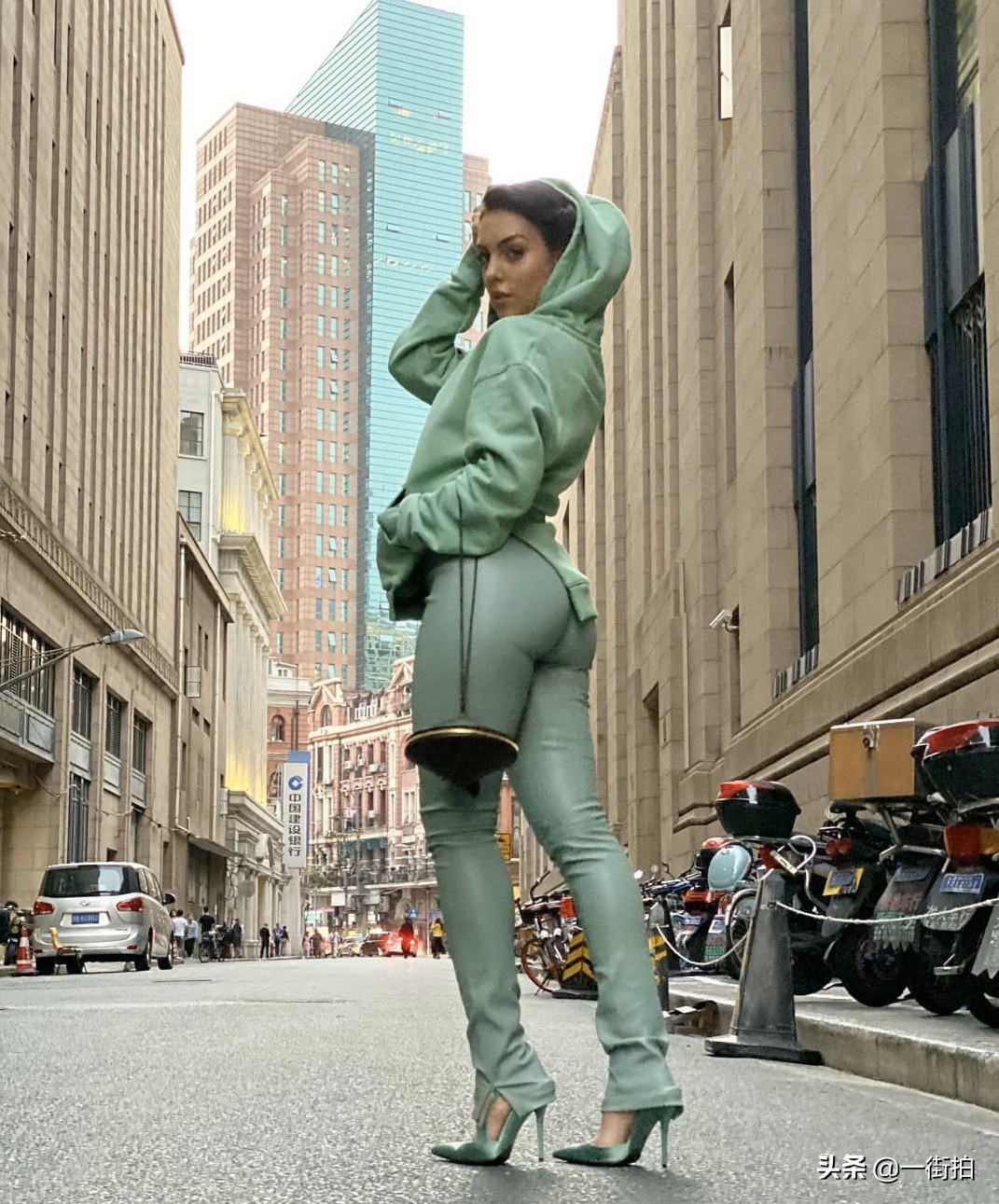 c罗与乔治娜出街图片,c罗与女友乔治娜晒度假照片