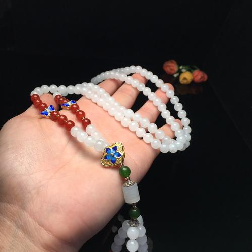 秋冬配毛衣项链选哪个颜色好看,冬天穿毛衣如何戴金项链