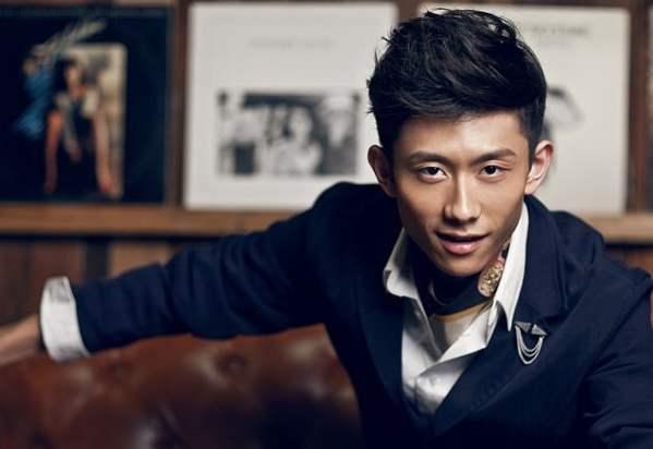 张一山与一女子手牵手回酒店,张一山在节目中遇到的女人