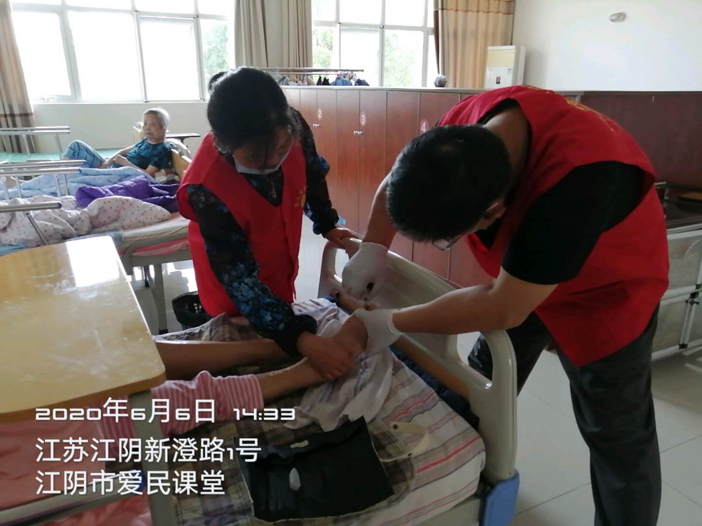 志愿者用爱温暖老人心,情暖社区老人献爱心志愿服务