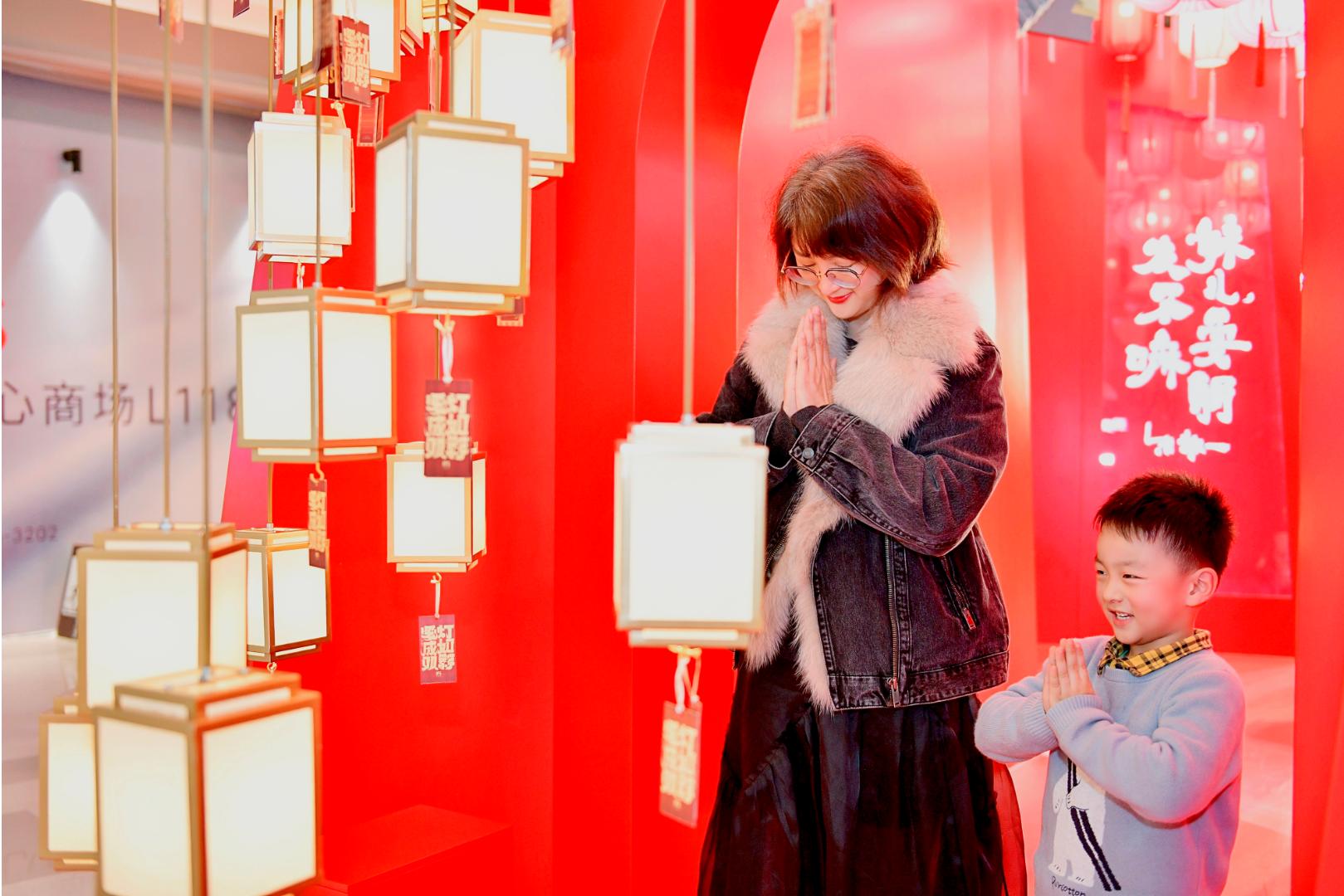 重庆IFS摩登国风灯影艺术装置灯如影爱成双揭幕