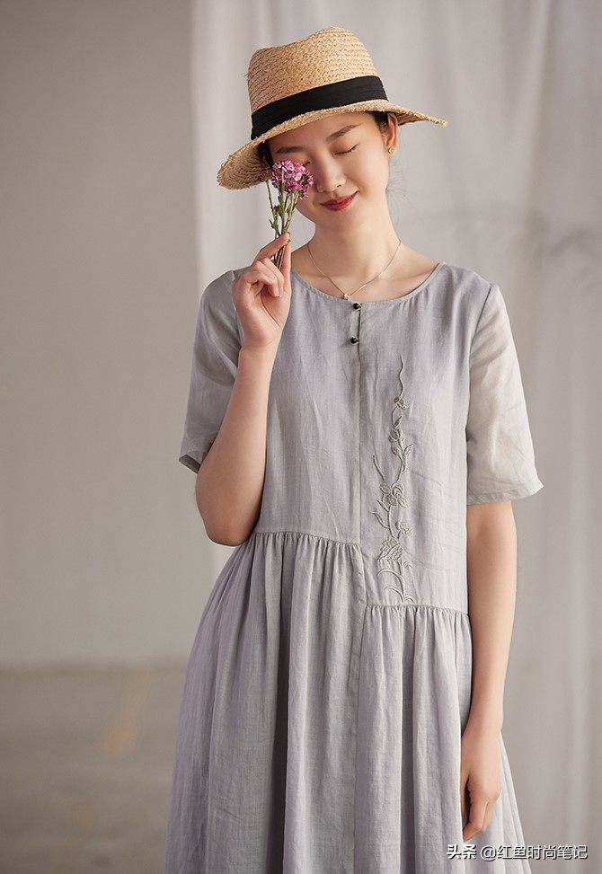 生活复杂才要穿得简单,这10套宽松舒服的棉麻风裙子,显气质