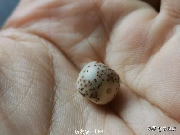 他用白醋泡了一颗星月，打灯一看，玉化了……