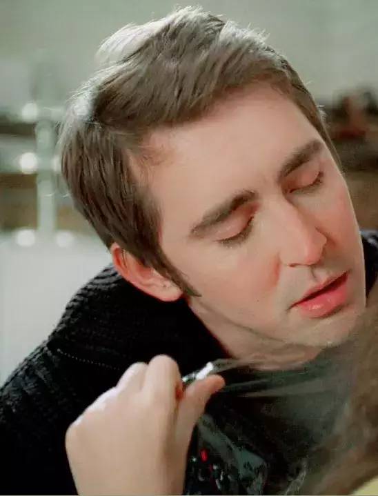 7年前惊艳世界的精灵王,如今在开拖拉机,“大王您养鸡都美”