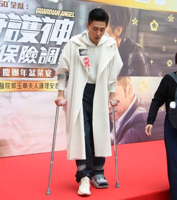 黄宗泽拐杖湖南卫视,黄宗泽拄拐