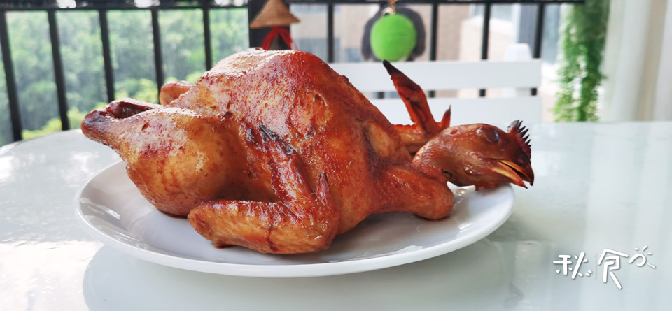 新鲜出炉的烤鸡香喷喷口水直流,家庭版秘制烤鸡外表焦黄内里香嫩