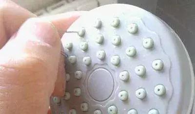 花洒出水越来越小教你一招解决,花洒出水小怎么办的妙招