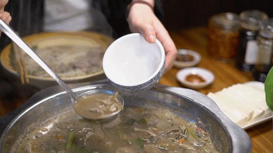 跷脚牛肉的阶级跃升：起于匮乏，兴于商贸，蜕于传媒