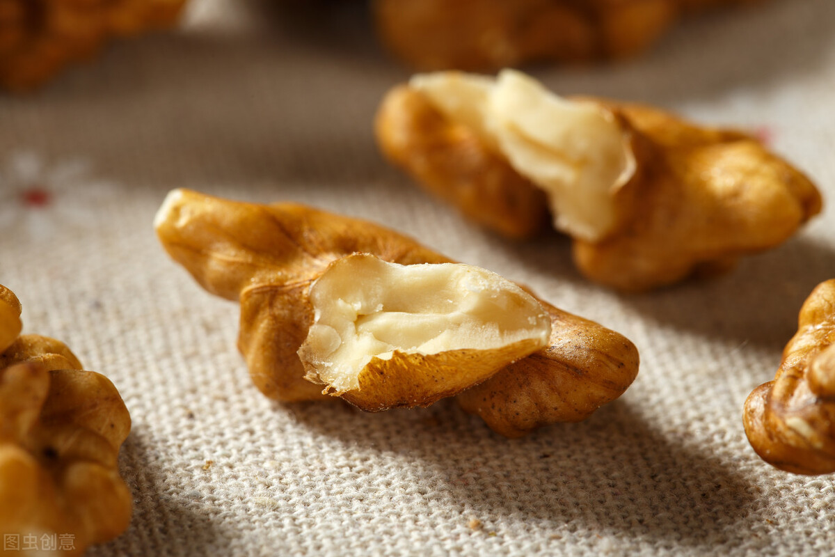 多吃核桃可以让人变得更聪明,核桃每日吃几颗最合适