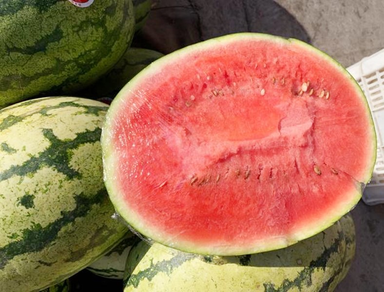 买西瓜怎么挑又甜又脆,西瓜怎么挑选又甜又脆拍一拍