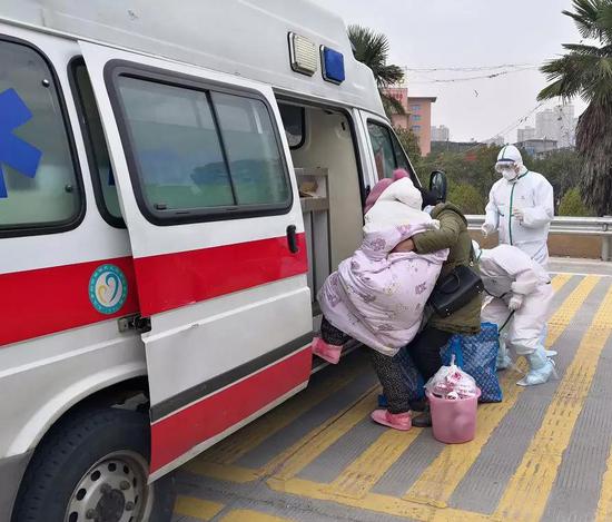 50岁妈妈徒步带患癌女儿跨境求医：这一次，才真正懂了亲人的含义