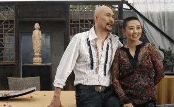 他被誉为“风月片”教父，拦截训练中的女兵，直言：我们结婚吧