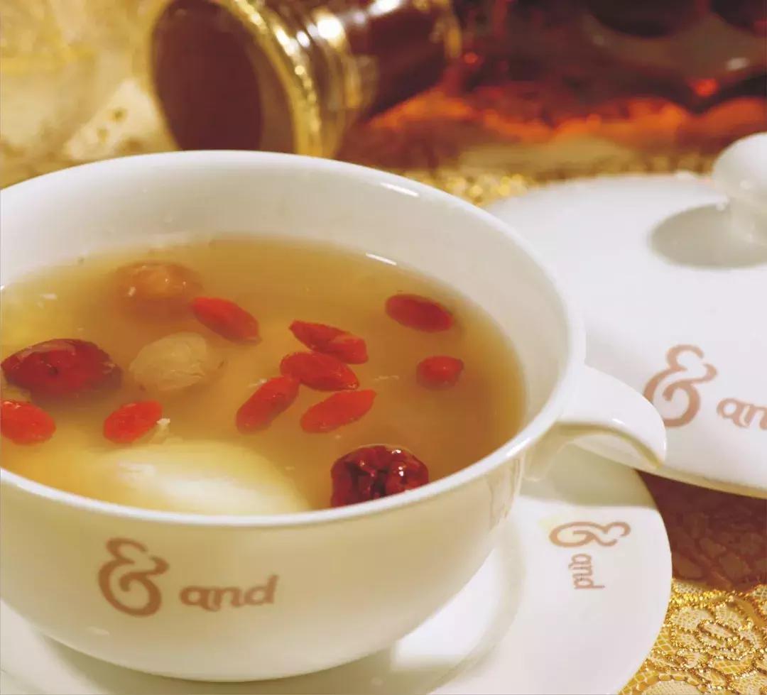 宝宝还没长牙就会咬乳头,宝宝长牙后吃奶咬乳头