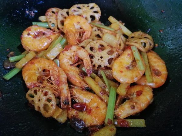 白灼活虾要怎么处理才好吃,活虾直接冻还是处理了再冻