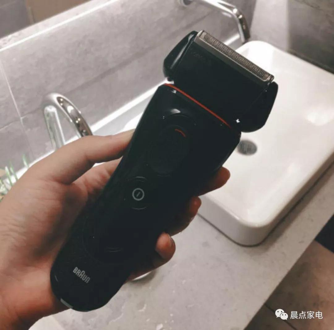 晨点家电｜刮胡刀有适合剃刀有适合电动用显微镜看看胡渣就知道