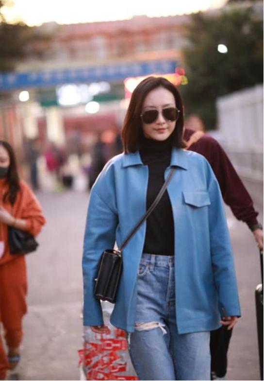 出门搭配衣服秋,王鸥夏季穿搭白色v领上衣