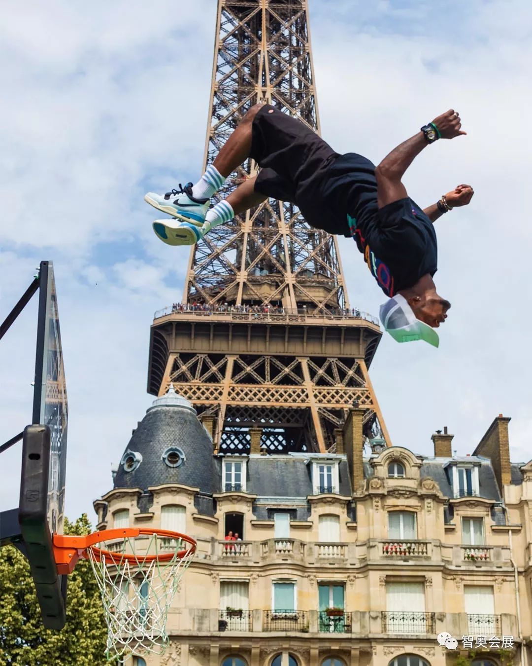 巴黎埃菲尔铁塔脚下,在埃菲尔铁塔上俯瞰是什么感觉