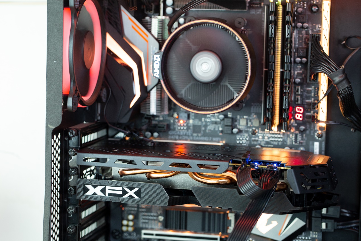 你如何评价amdrx590显卡,amdrx590相当于现在什么显卡