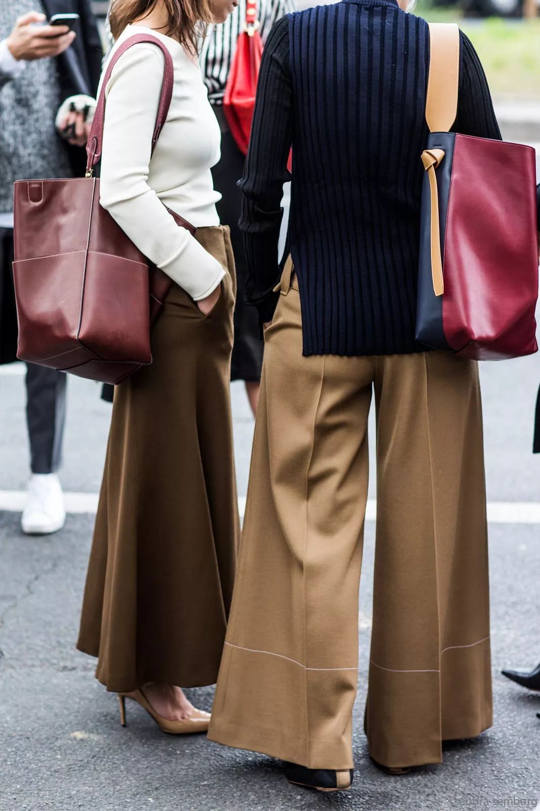 会背奢侈品包包,会背水桶包的人