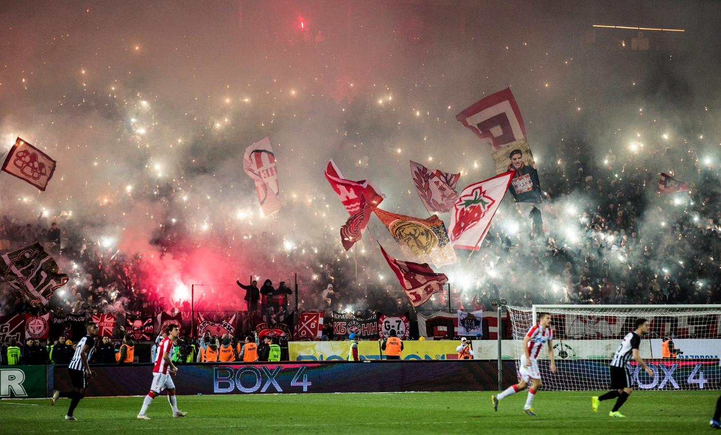 2万人见证一场疯狂德比！*力暴**群殴是正常操作，整座球场烟火四起