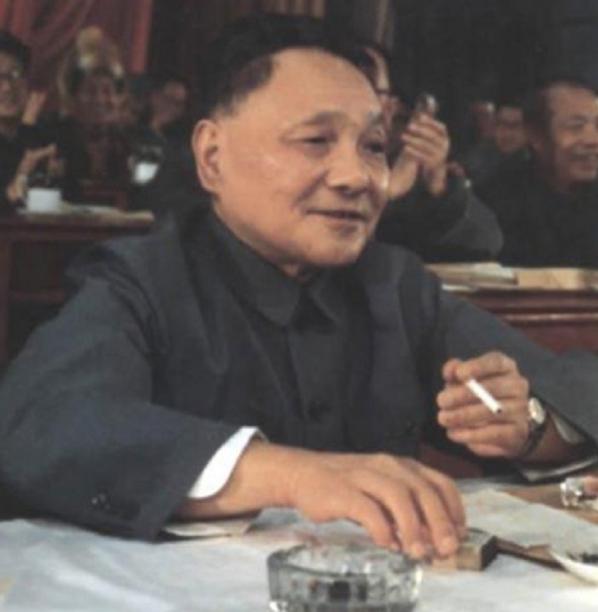 1988年，人大会议上*小平邓**正要抽烟，收到陌生纸条：请你不要吸烟