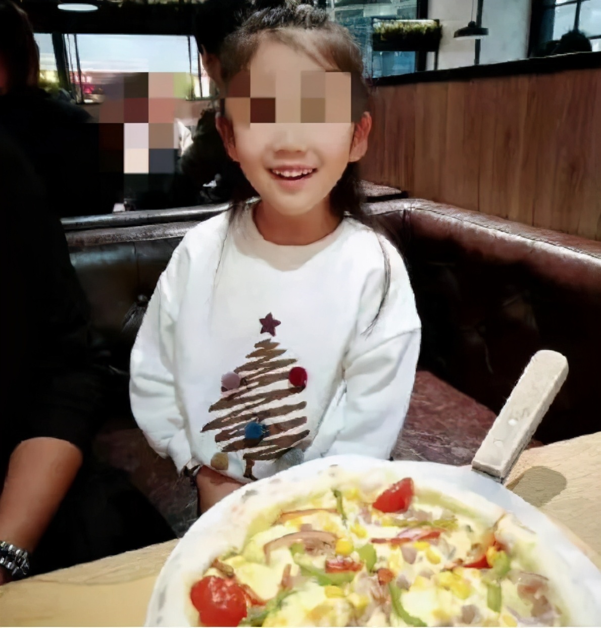 6岁女童被亲妈拔牙后续,6岁女童遭亲妈钳子拔牙热水浇头