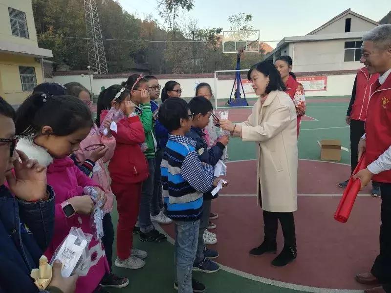 情系家乡传递爱心,情系灾区传递温暖