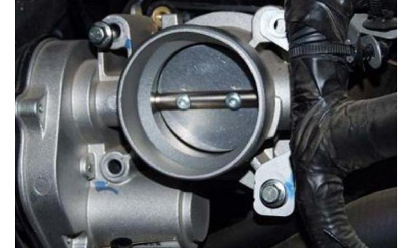 节气门车上清洗还是拆下来清洗,节气门可以用手纸擦吗