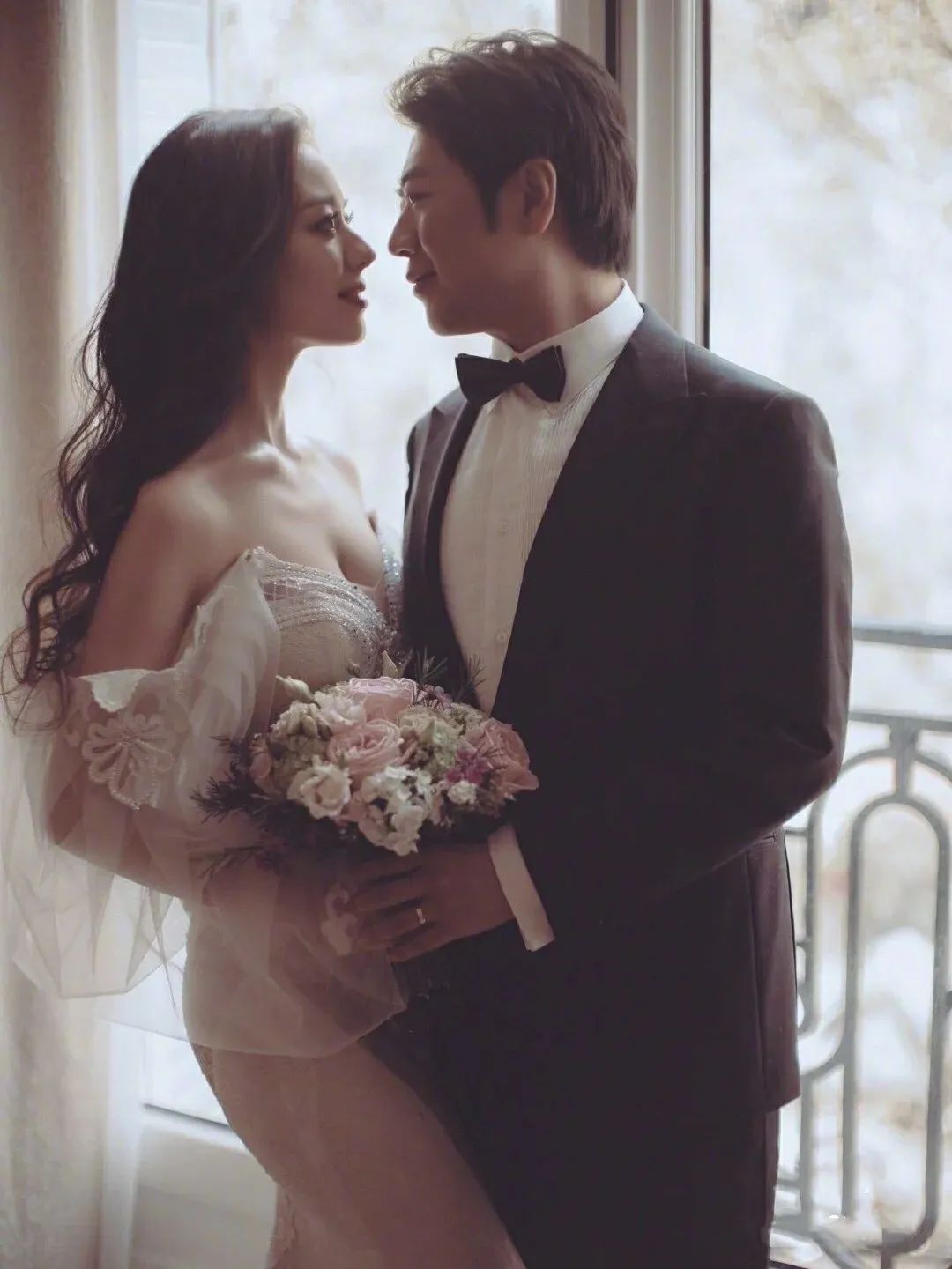 复古街拍拍婚纱照姿势,跟着明星get婚纱照万能姿势