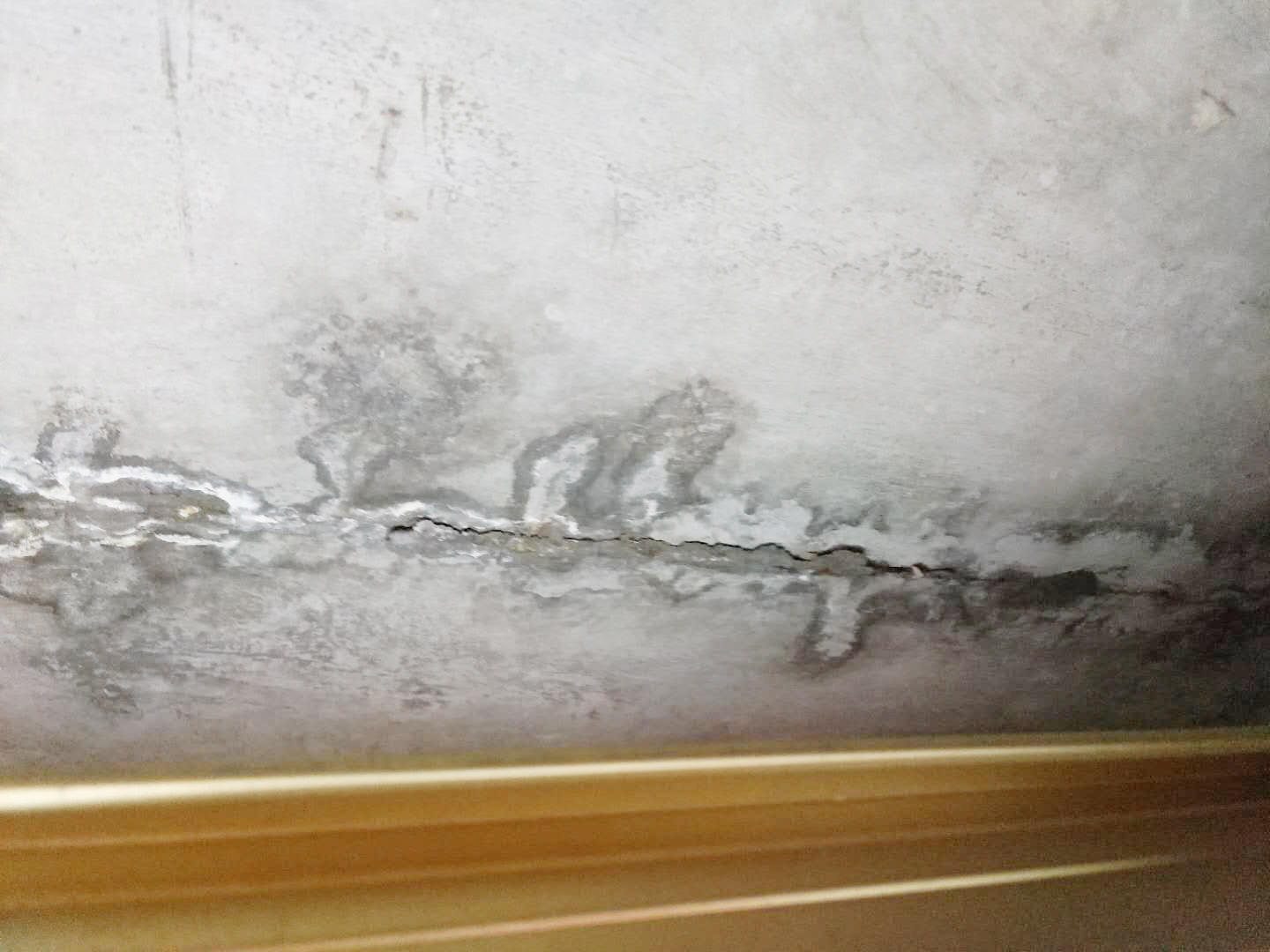 厕所漏水到楼下怎么处理小视频,厕所马桶漏水漏到楼下