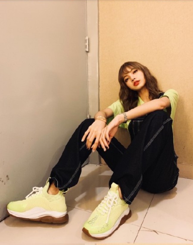 lisa穿牛仔裤泰国,lisa泰国牛仔套装造型图片