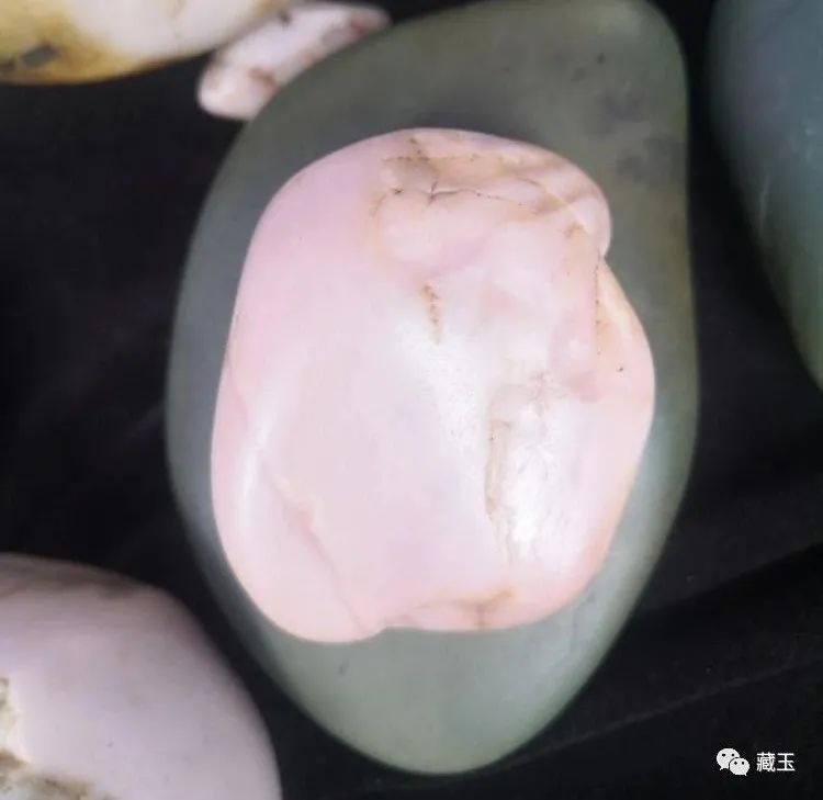 一块和田玉籽料七种颜色极品,和田玉籽料桃花玉
