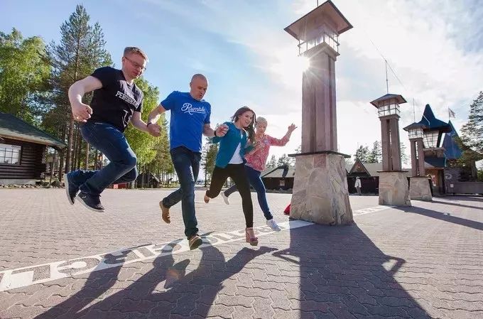 红帽子白胡子的老人,白胡子红帽子老人