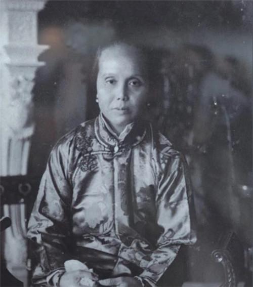 卢慕贞:17岁结婚,45岁被尊为“国母”,48岁收到丈夫的离婚信