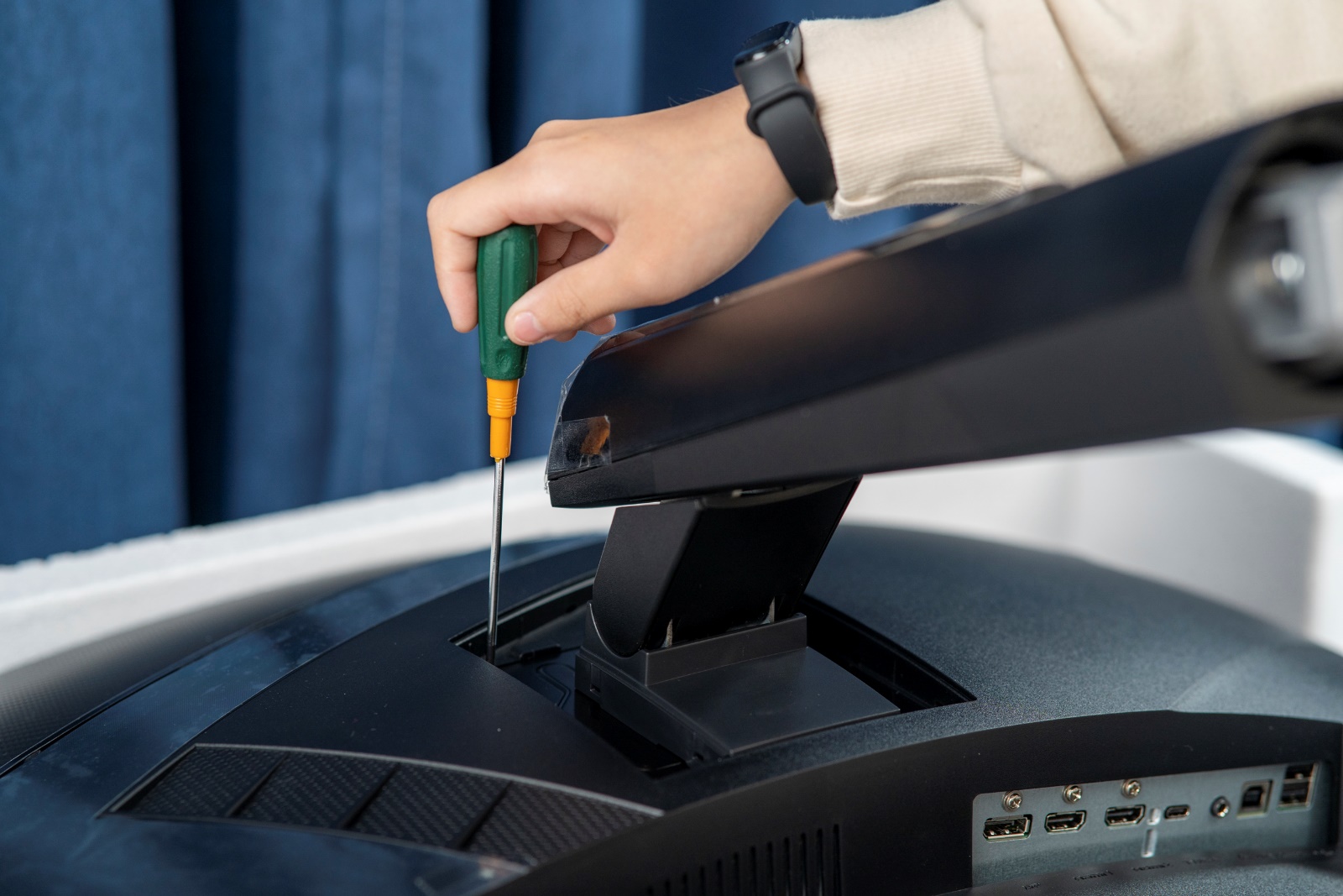 32英寸1800r曲面屏测评,32寸显示器1800r实测