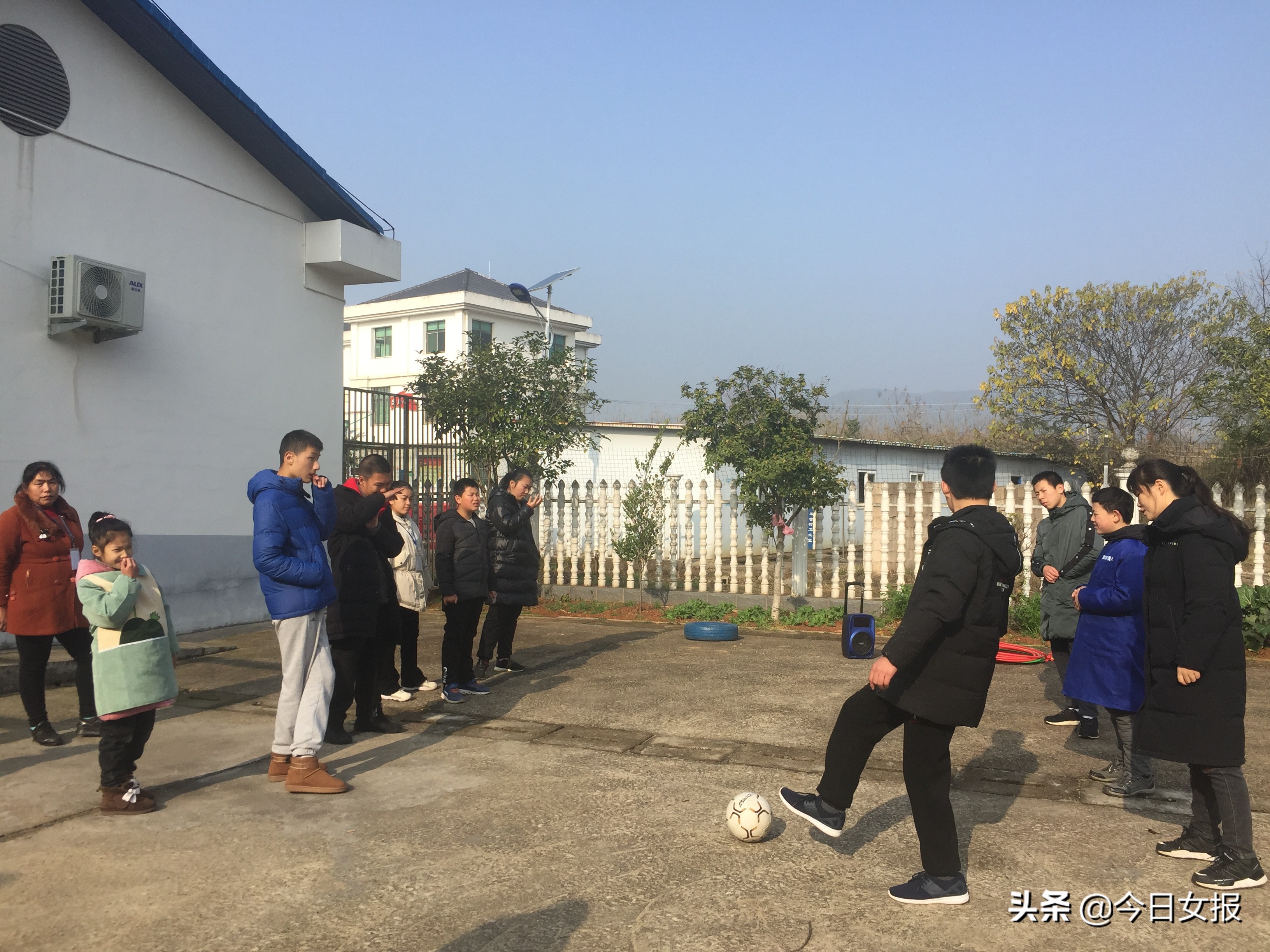 她曾带自闭症孩子两度自杀，如今与几名同病相怜家长联手在长沙对自家孩子做了这件事