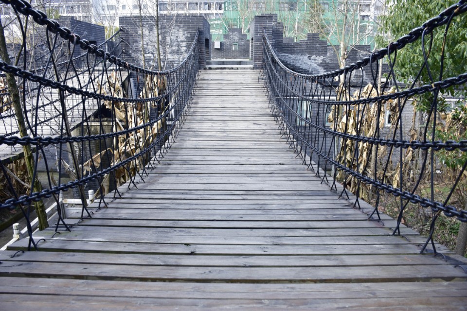 长城上能建学校吗,学校建得像长城