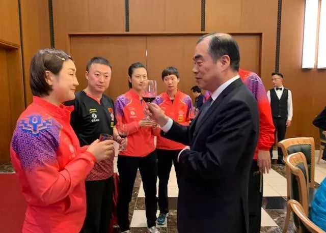 驻日大使携夫人为国乒庆功！大使预祝奥运取佳绩，刘国梁立军令状