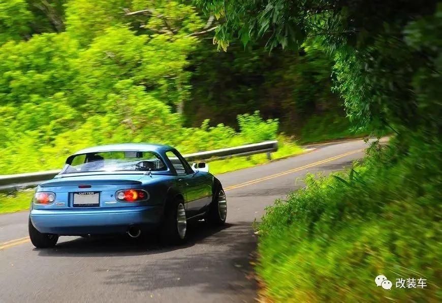 中置四驱五速手动的双门超跑,今晚我在秋名山等你