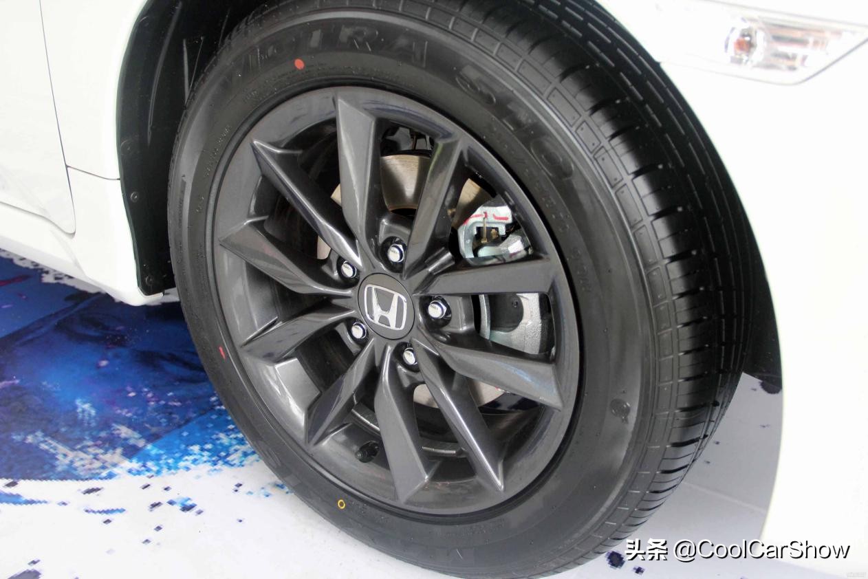 轮毂改黑绿双拼色案例,轮毂换色教程