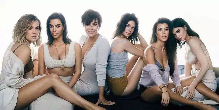 生长于戏精家族，靠整容，卖口红，成为福布斯最年轻的富婆