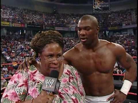 hbk飞身肘击文斯麦克曼,盘点wwe被打进医院的人