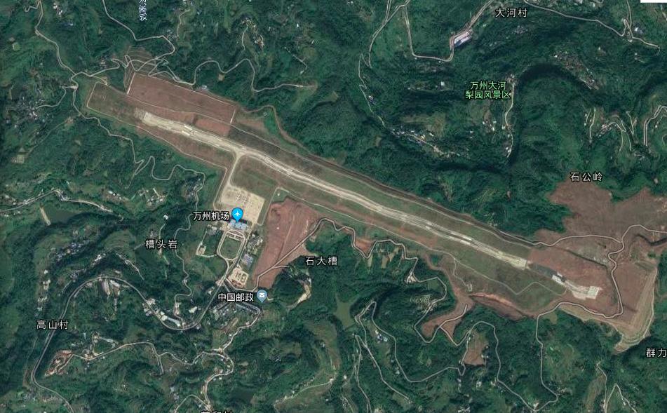 卫星上看重庆万州：城市被长江隔开，机场建在一座山上