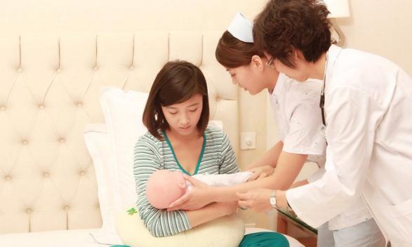 新生儿吃奶老是吃一边就睡着了,满月宝宝吃奶总是边吃边睡正常吗