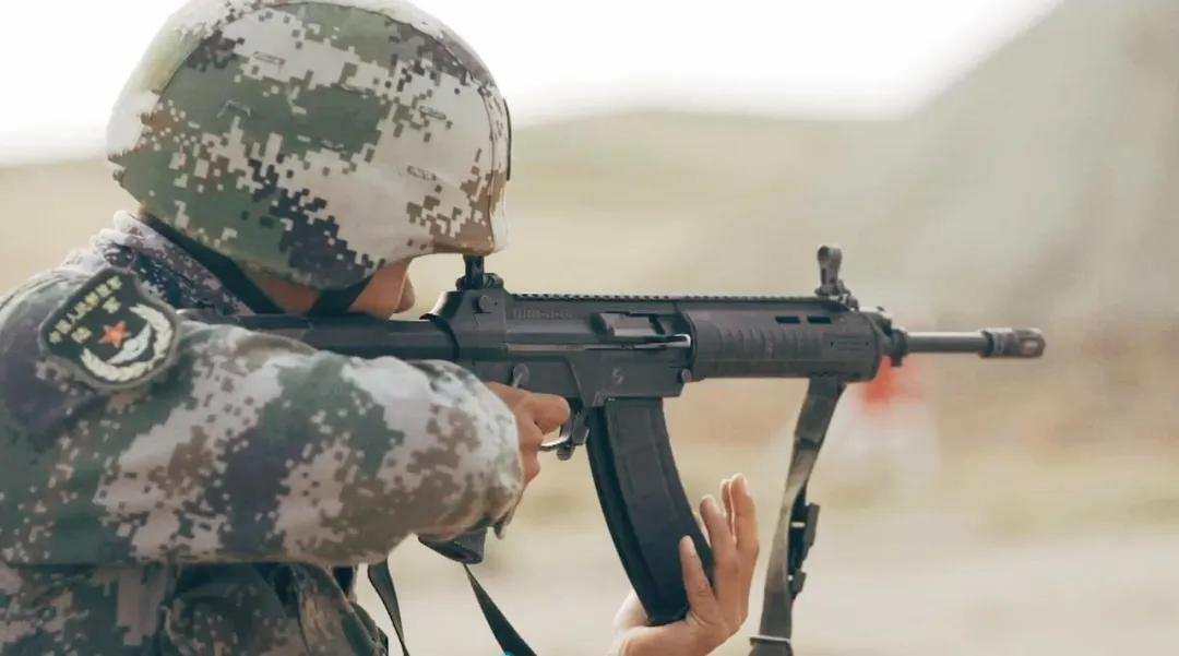 解放军先进武器帅照,解放军新步枪射击视频