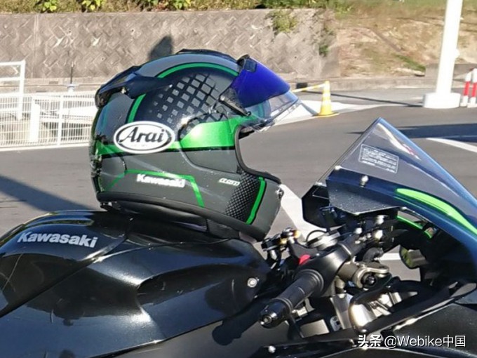 shoei与arai哪个好,shoei和arai外观颜值