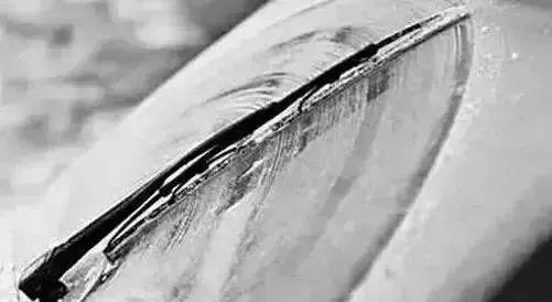 玻璃水喷出来后结冰正常吗,水溅到挡风玻璃自救