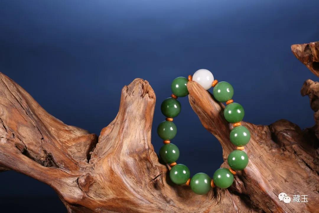 十种颜色的和田玉手串,翡翠手串和和田玉手串哪个好